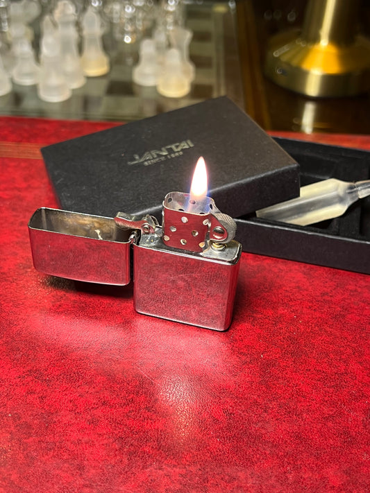Silver classic zippo
